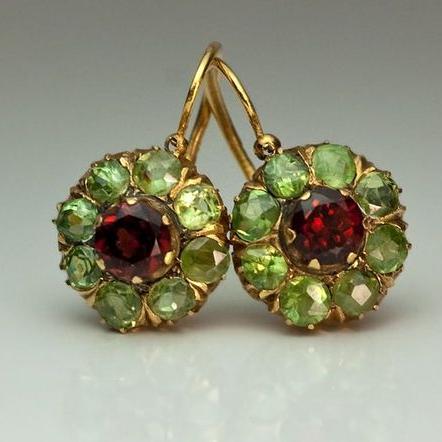 Boucles d'Oreilles Ronde Chic avec des Cristaux Verts et Rouges