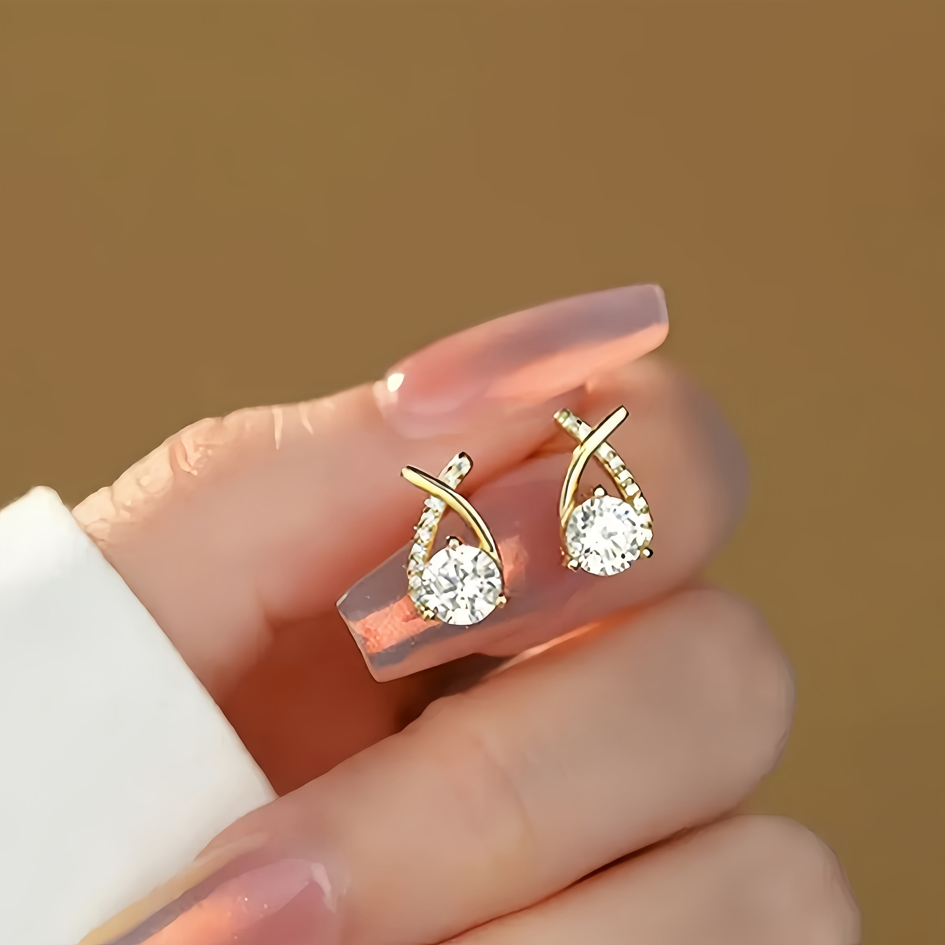 Boucles d'oreilles avec croix dorée et zirconium