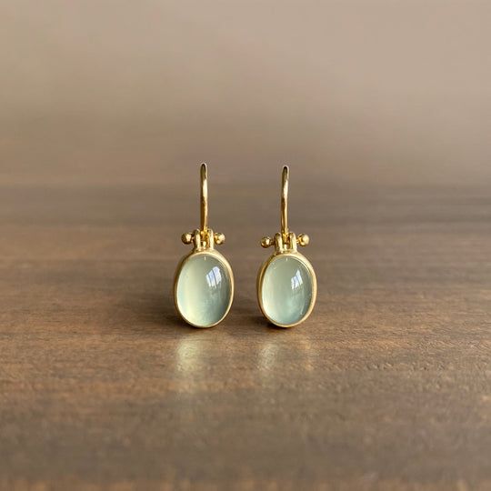 Boucles d'oreilles vintage élégantes avec une radieuse pierre de lune verte