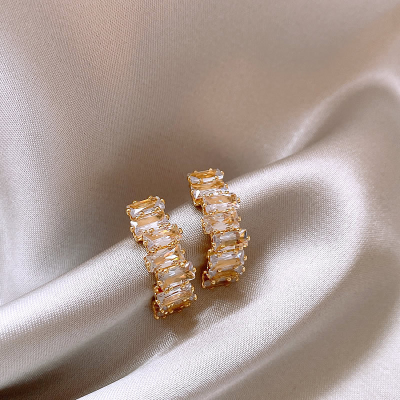 Boucles d'oreilles élégantes en or avec des zirconias scintillants