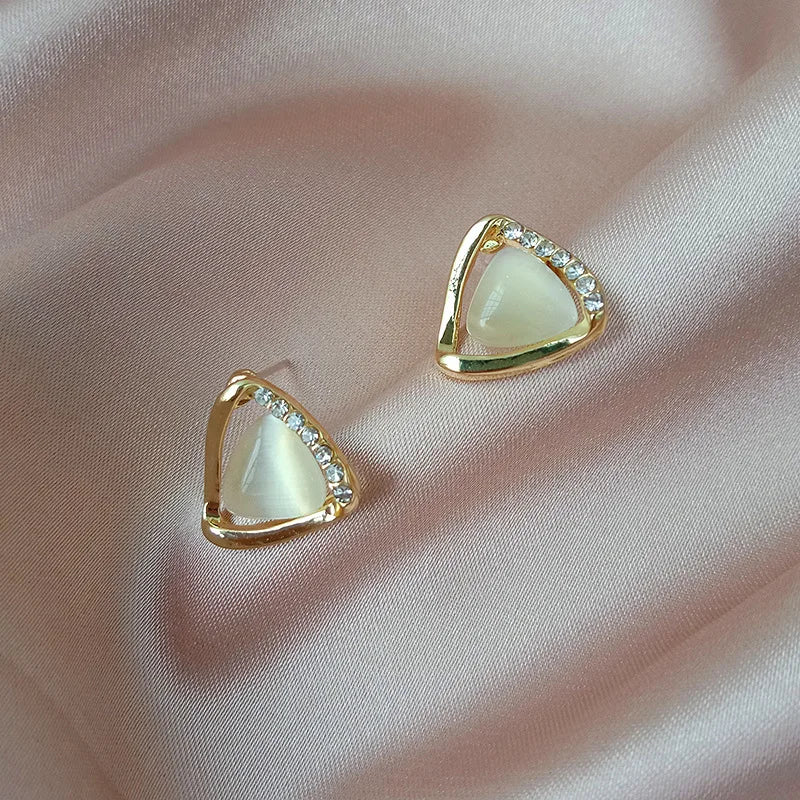 Boucles d'oreilles triangulaires élégantes avec opale et cristaux