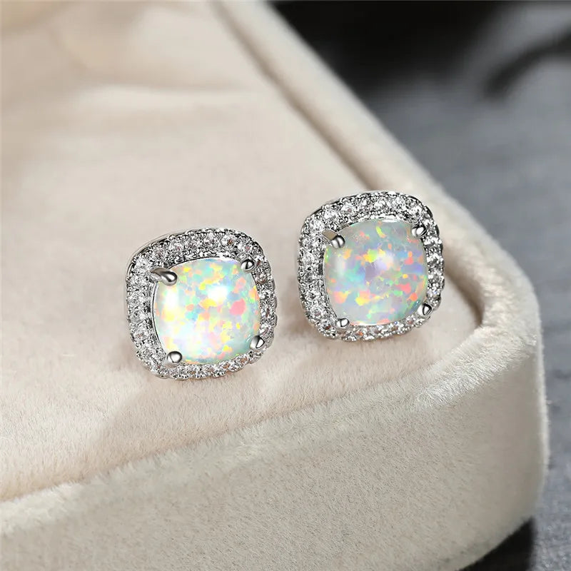 Boucles d'oreilles élégantes en argent avec des opales blanches rondes
