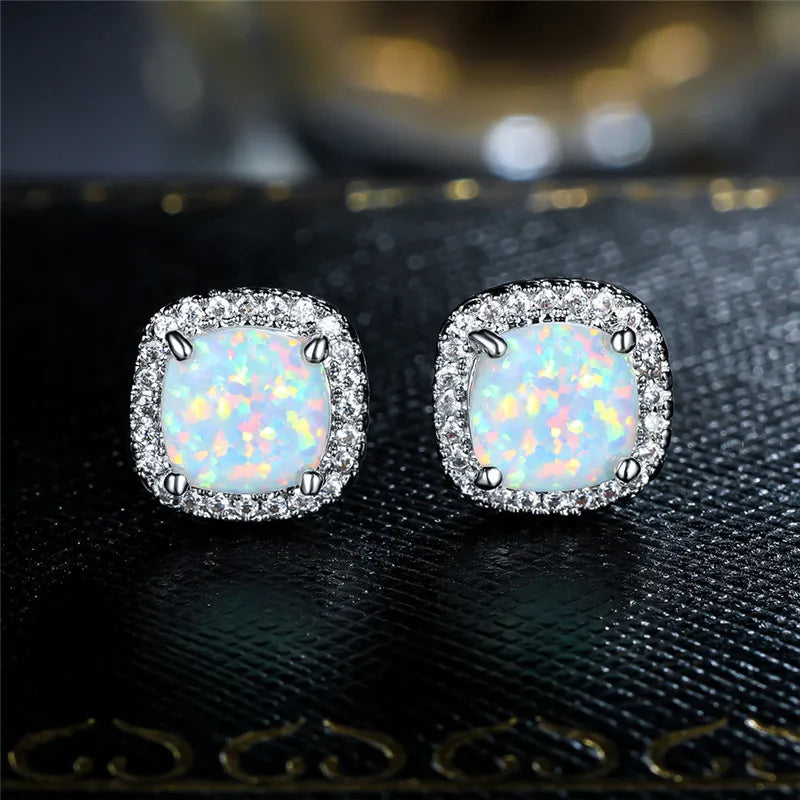 Boucles d'oreilles élégantes en argent avec des opales blanches rondes