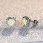 Boucles d'oreilles élégantes en argent avec des opales blanches rondes