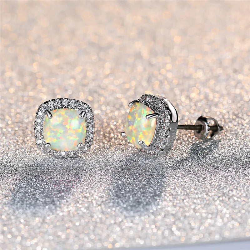 Boucles d'oreilles élégantes en argent avec des opales blanches rondes